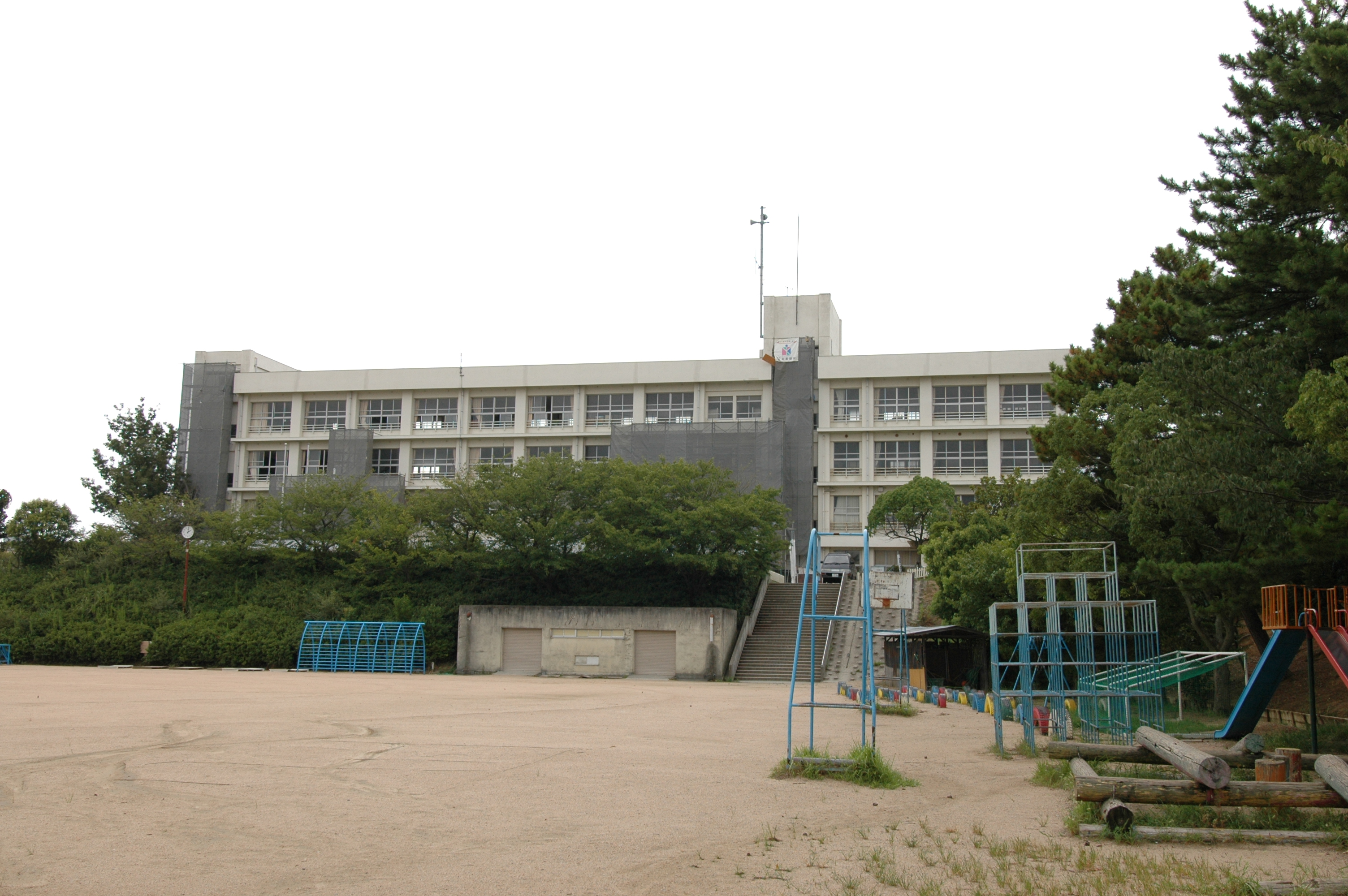 高丘西小学校　徒歩約11分